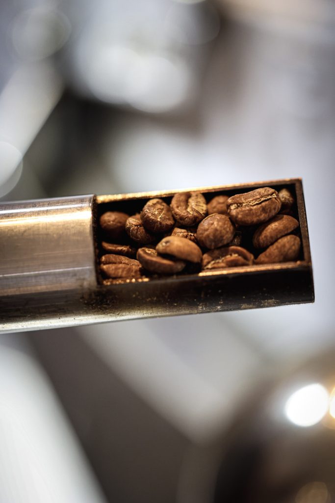Njut av kaffe i rofylld lantlig miljö
