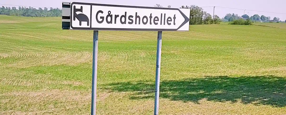 Vägskylt som visar vägen genom landskapet
